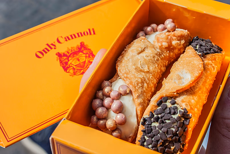 Les cannoli sont des pâtisseries constituées de coquilles dures en forme de tube de pâte feuilletée frite, remplies d'une garniture sucrée et crémeuse à la ricotta et décorées de fruits confits ou de pistaches.