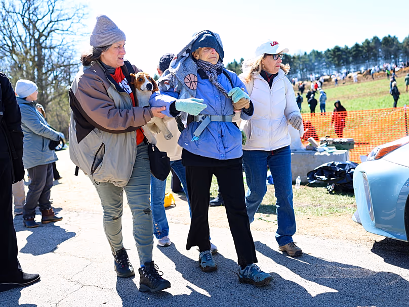 Des militants aident une femme âgée après qu'elle ait été gazée lors d'une tentative d'entrée dans le centre d'élevage et de recherche de beagles de Ridglan Farms, le 18 avril 2026.