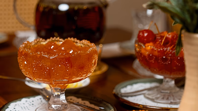 En Azerbaïdjan, la confiture est conservée à part et non mélangée. Elle est dégustée indépendamment avant le thé.