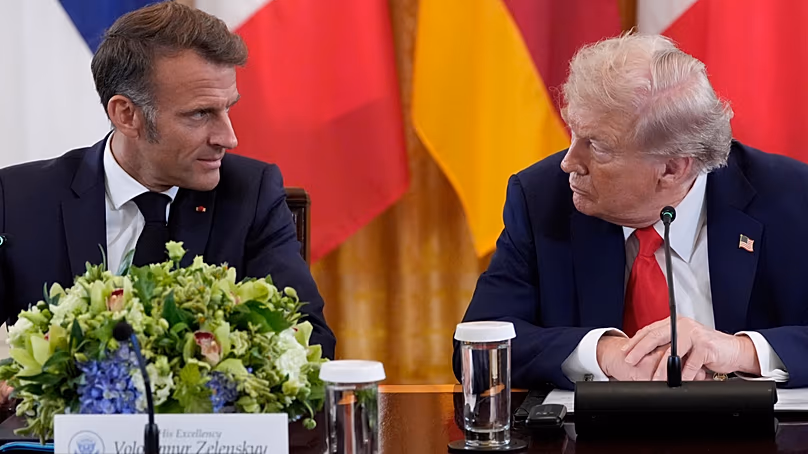 Le président français Emmanuel Macron s'entretient avec le président américain Donald Trump à la Maison Blanche à Washington, le 18 août 2025.