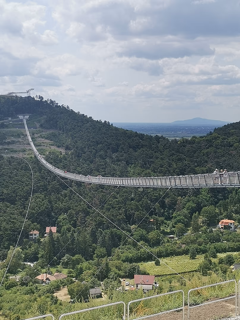 Le pont suspendu près de Sátoraljaújhely en Hongrie fait partie du parc aventure des monts Zemplén