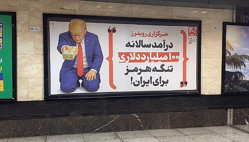 Un panneau publicitaire affiché dans le métro de Téhéran montre Trump agenouillé en train de remettre de l'argent à l'Iran.