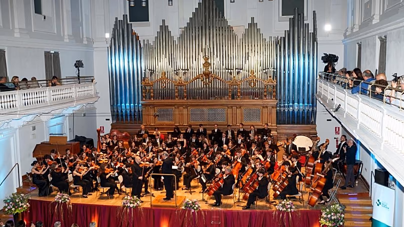 La grande salle académique du Conservatoire Santa Cecilia est connue pour son orgue monumental et ses hauts plafonds de 14 mètres.