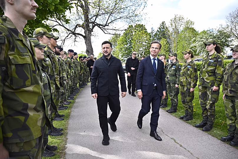 Le Premier ministre suédois Ulf Kristersson reçoit le président ukrainien Volodymyr Zelenskyy à la flottille aérienne F16 à Uppsala, le 28 mai 2026.