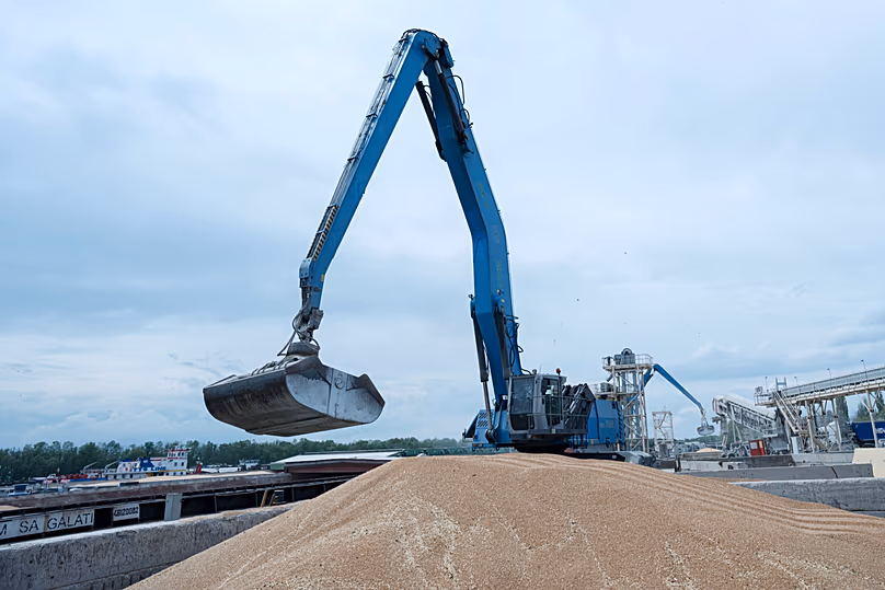 Une excavatrice charge du grain dans un cargo dans un port céréalier d'Izmail, le 26 avril 2023.