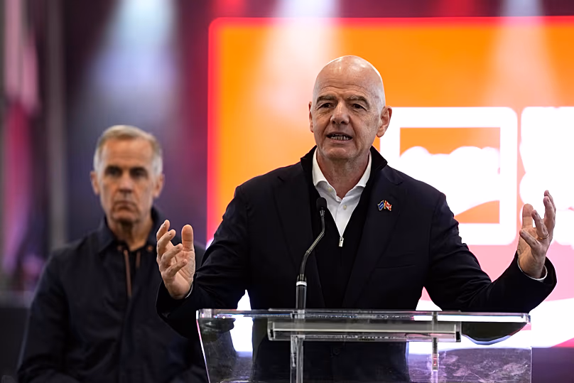 Le président de la FIFA, Gianni Infantino, s'exprime sous le regard du premier ministre du Canada, Mark Carney, lors de la tournée des trophées de la Coupe du monde de la FIFA, à Ottawa, le 24 mai 2026.