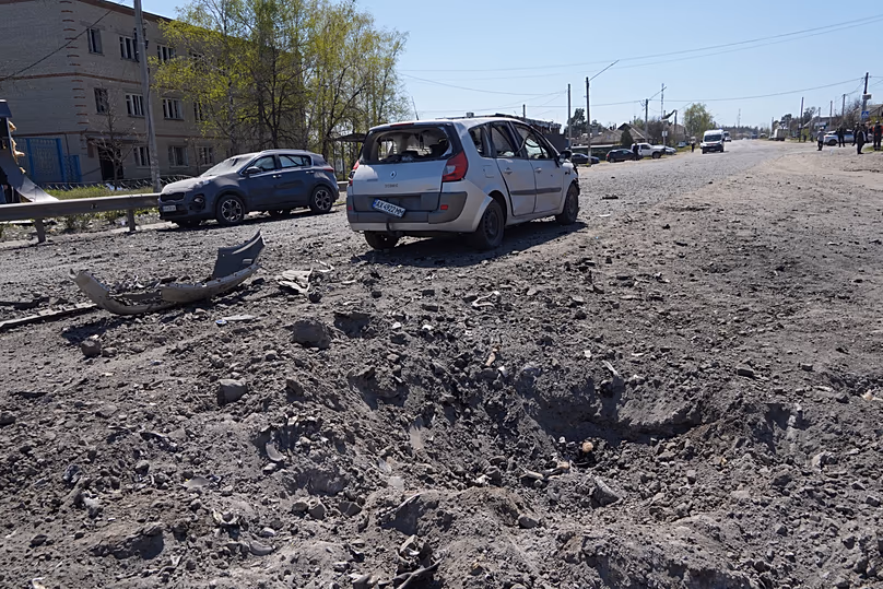 Un cratère est visible dans un quartier résidentiel suite à une attaque de missile russe à Merefa, le 4 mai 2026.