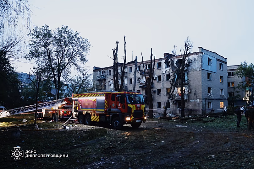 Un immeuble résidentiel endommagé après une frappe russe sur Dnipro, le 18 mai 2026.