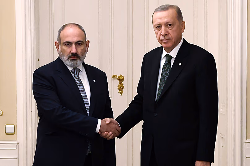 Le président turc Recep Tayyip Erdoğan et le Premier ministre arménien Nikol Pashinyan au château de Prague, à Prague, le 6 octobre 2022.
