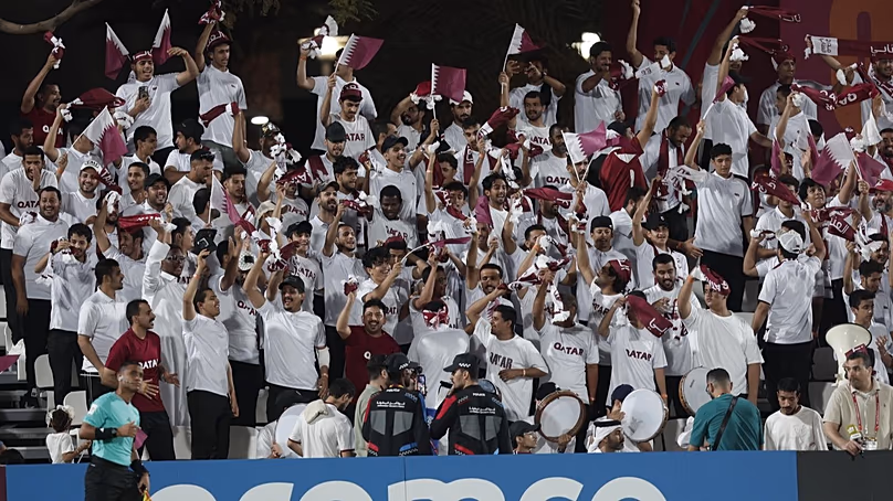 Les supporters qatariens applaudissent lors de la Coupe du Monde U-17 de la FIFA 2025 à Doha.