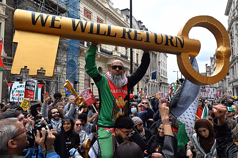 Un manifestant montre une clé géante lors d’une marche pro-palestinienne à Londres, le samedi 16 mai 2026.