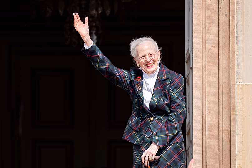 La reine Margrethe salue lors de son 85e anniversaire au château de Fredensborg à Fredensborg, le 16 avril 2025