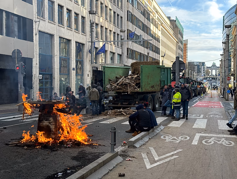 Les agriculteurs belges bloquent les routes à Bruxelles pour protester contre l'accord de libre-échange UE-Mercosur. 18 décembre 2026. Bruxelles, Belgique.