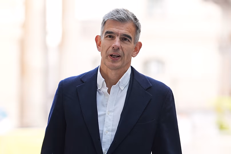 Matt Brittin, le nouveau directeur général de la BBC, arrive pour sa première journée de travail à la BBC Broadcasting House à Londres, le 18 mai 2026.