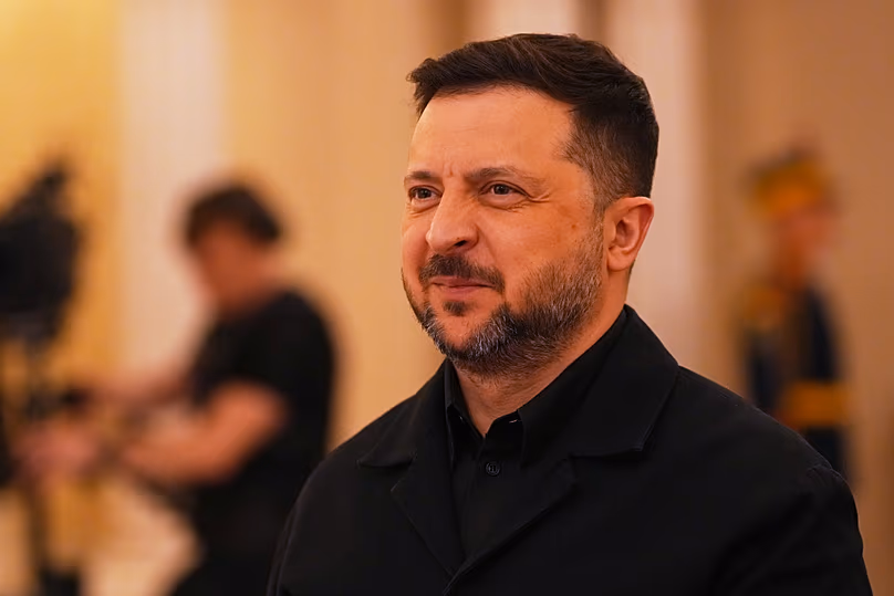 Le président ukrainien Volodymyr Zelenskyy arrive au sommet B9 de Bucarest qui s'est tenu au palais présidentiel Cotroceni à Bucarest, le 13 mai 2026.