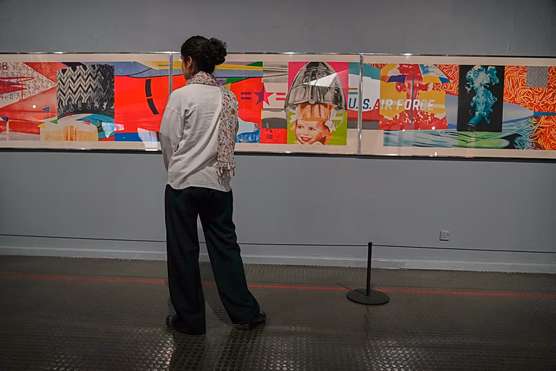 Une femme regarde « F-111 », une œuvre de l