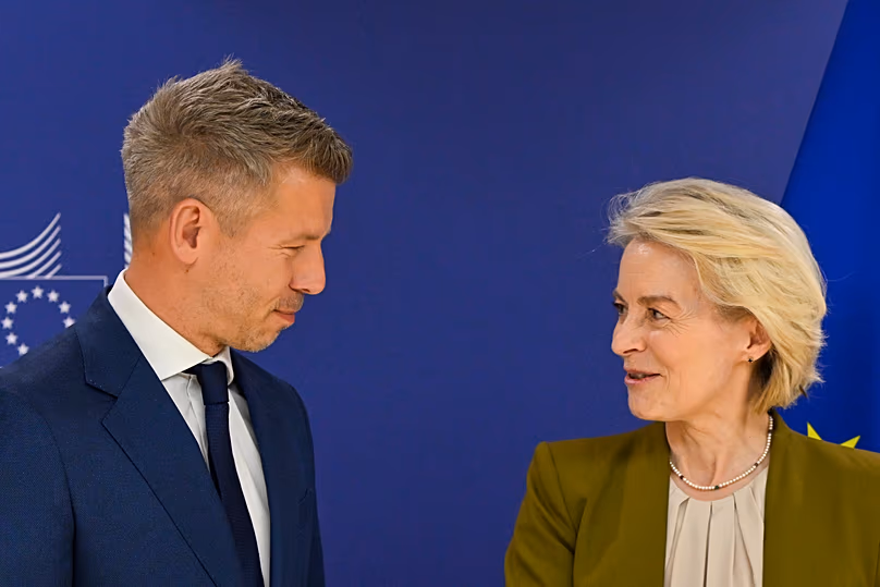 La présidente de la Commission européenne, Ursula von der Leyen, s'entretient avec le nouveau Premier ministre hongrois Péter Magyar à Bruxelles, le 29 avril 2026.