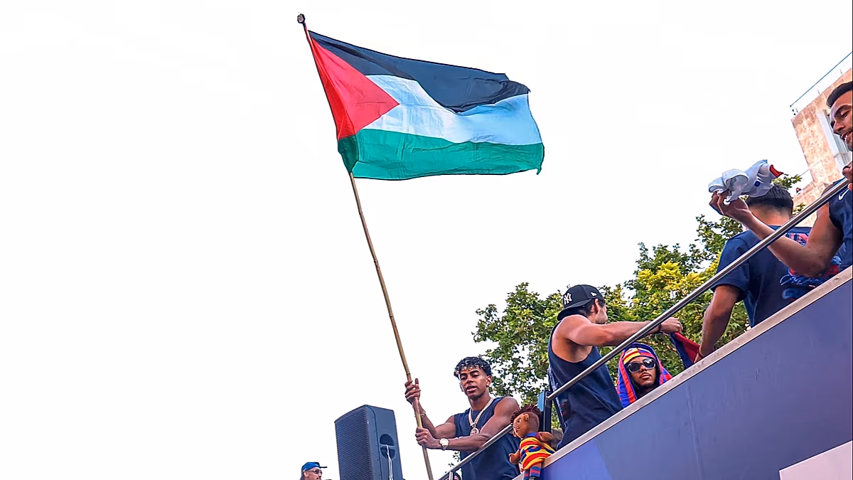 Le Premier ministre espagnol Pedro Sánchez "fier" de Yamal de Barcelone dans la rangée du drapeau palestinien