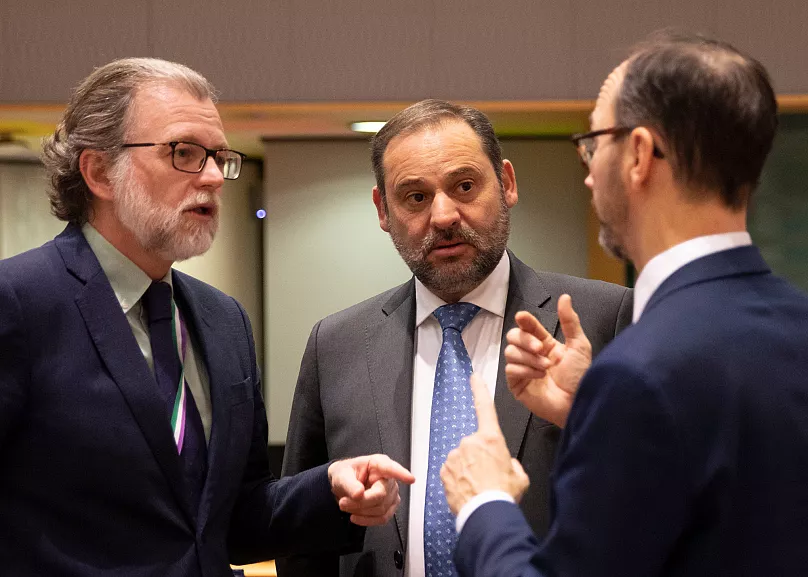 Le ministre espagnol des Transports José Luis Ábalos, au centre, assiste à une réunion des ministres des Transports de l'UE au bâtiment du Conseil de l'UE à Bruxelles, le 2 décembre 2019.
