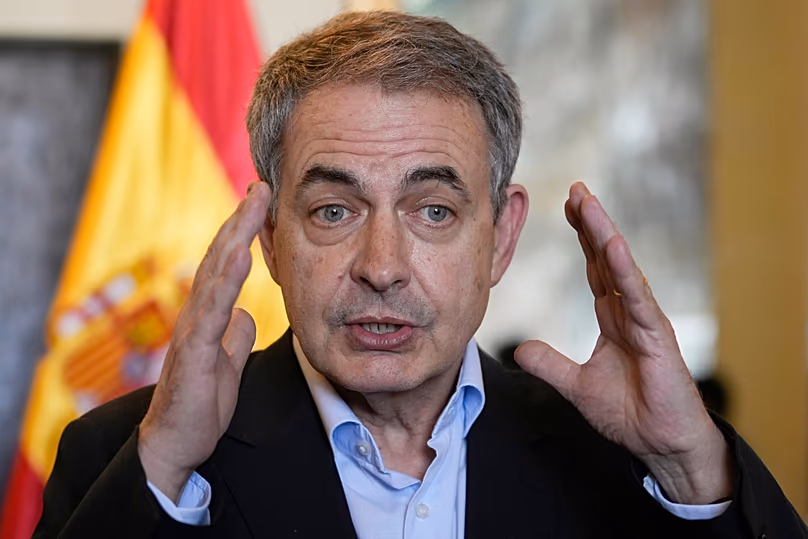 L'ancien Premier ministre espagnol José Luis Rodríguez Zapatero s'adresse aux journalistes à La Paz, le 12 mai 2022.