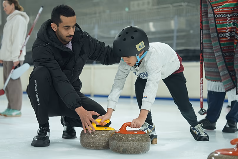 Un participant apprend à curl lors du lancement du programme de développement des sports d’hiver 2026 à Doha.