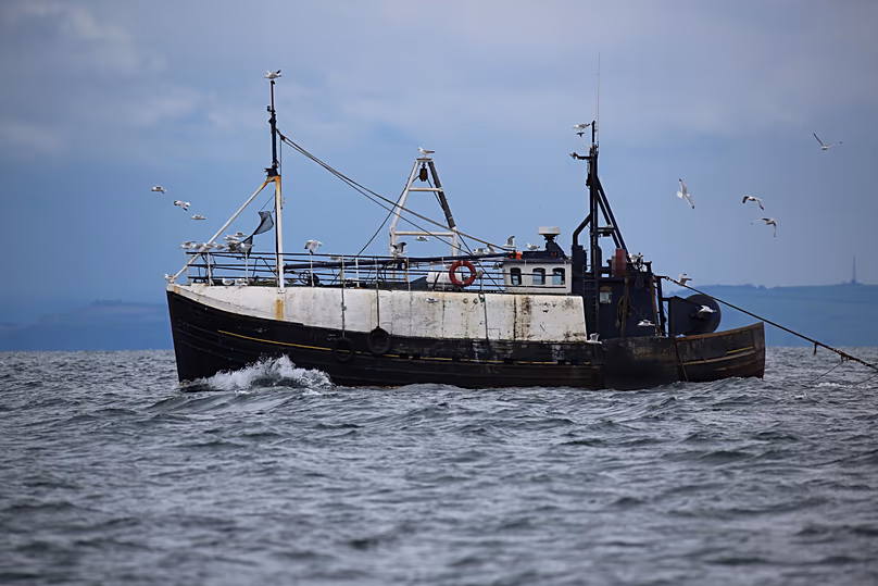 Un chalutier de fond en mer.