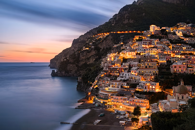 Assister au coucher de soleil depuis la côte amalfitaine est une expérience magique