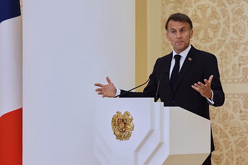 Le président français Emmanuel Macron s'adresse à une conférence de presse lors du sommet UE-Arménie à Erevan, le 5 mai 2026.