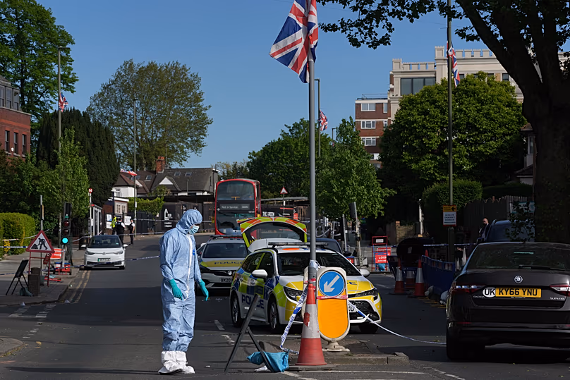 Des policiers légistes fouillent la zone après que deux personnes ont été poignardées à Golders Green, le 29 avril 2026.