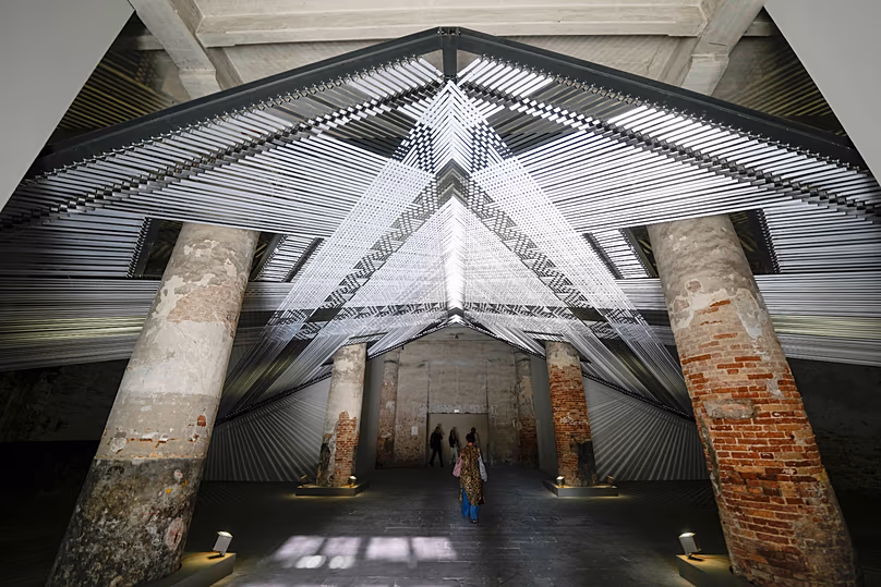 L'installation « Takapau » des artistes Mataaho Collective à la 60e Biennale des Arts de Venise, le 16 avril 2024
