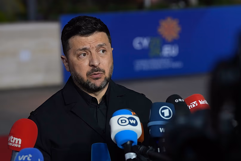 Le président ukrainien Volodymyr Zelenskyy fait des déclarations à son arrivée au sommet de l'UE à Ayia Napa, le 23 avril 2026.