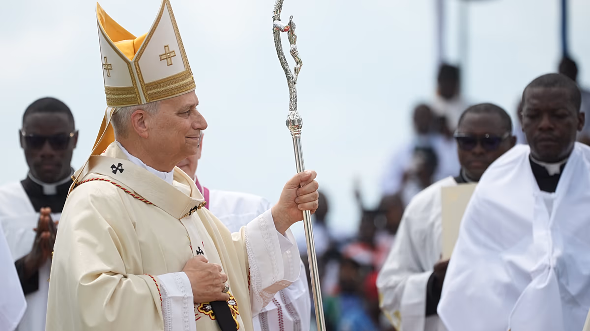Le pape Léon XIV débarque en Angola et déclare que ce n'est "pas du tout dans mon intérêt" de débattre de Trump