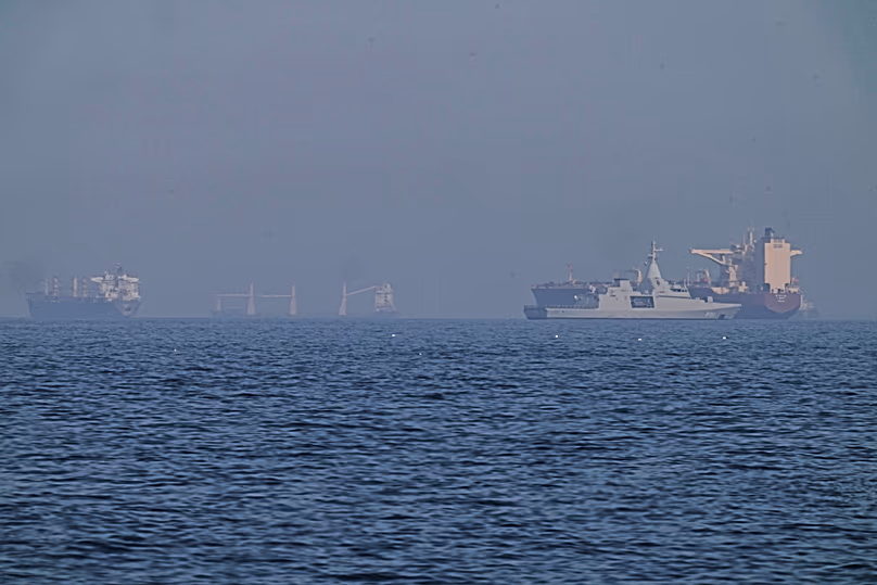 Un patrouilleur émirati près d'un pétrolier ancré dans le golfe d'Oman, près du détroit d'Ormuz, le 1er mai 2026.
