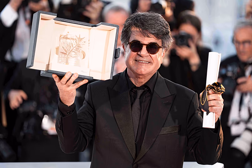 Jafar Panahi avec sa Palme d'Or - 2025