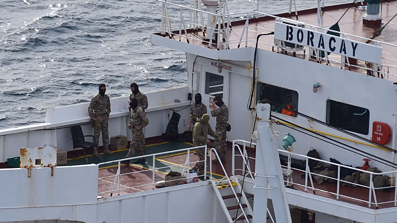 Des soldats se tiennent sur le pont du pétrolier Boracay qui appartiendrait à la soi-disant flotte fantôme russe, le jeudi 2 octobre 2025, au large de Saint-Nazaire, sur la côte atlantique française.