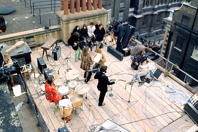 Les Beatles donnent un concert depuis le toit de leur siège social d'Apple Corps au 3 Savile Row en 1969.