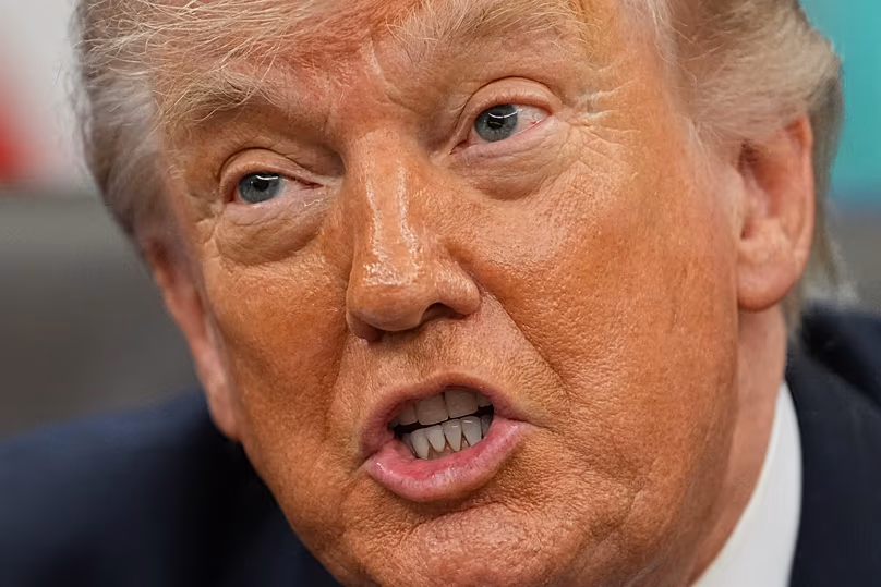 Le président américain Donald Trump s'adresse aux journalistes dans le bureau ovale de la Maison Blanche, le 29 avril 2026.