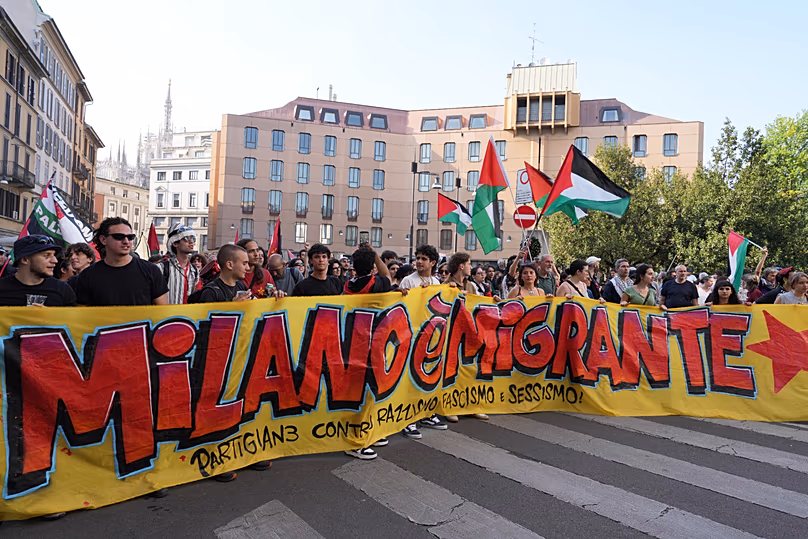 Les manifestants affichent une bannière indiquant « Milan est migrant, partisans contre le racisme, le fascisme », pour protester contre le rassemblement anti-migrants « sans peur en Europe », Milan, 18.04.2026
