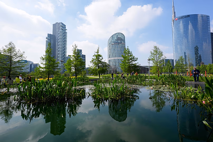 Gratte-ciel en arrière-plan de la forêt verticale avec la tour UniCredit à droite, Milan, Italie, 16 avril 2026
