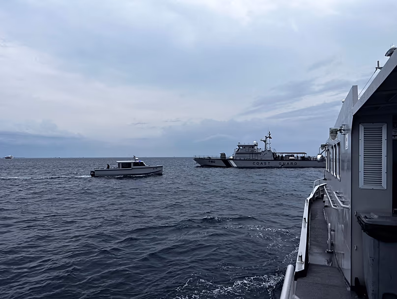 Un bateau des garde-côtes et d'autres navires déployés pour rechercher les quatre plongeurs italiens disparus près de l'île d'Alimathaa, atoll de Vaavu, Maldives, samedi 15 mai 2026.