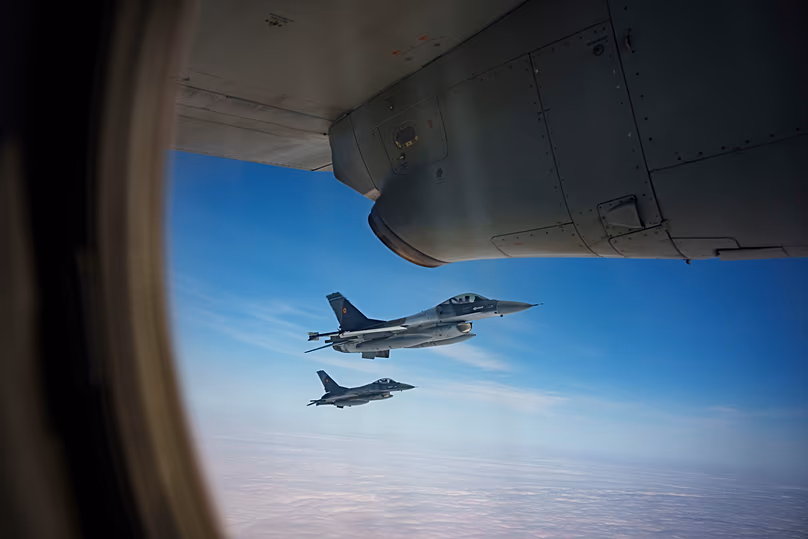 Des avions de combat militaires F-16 de l'armée de l'air roumaine escortent un avion C-27J Spartan lors d'un exercice de police de l'air de l'OTAN au-dessus de l'est de la Roumanie, le 6 mars 2024.
