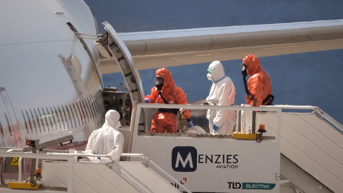 Les passagers des navires à hantavirus sont considérés à haut risque alors qu'un nouveau cas apparaît lors de l'évacuation de Tenerife