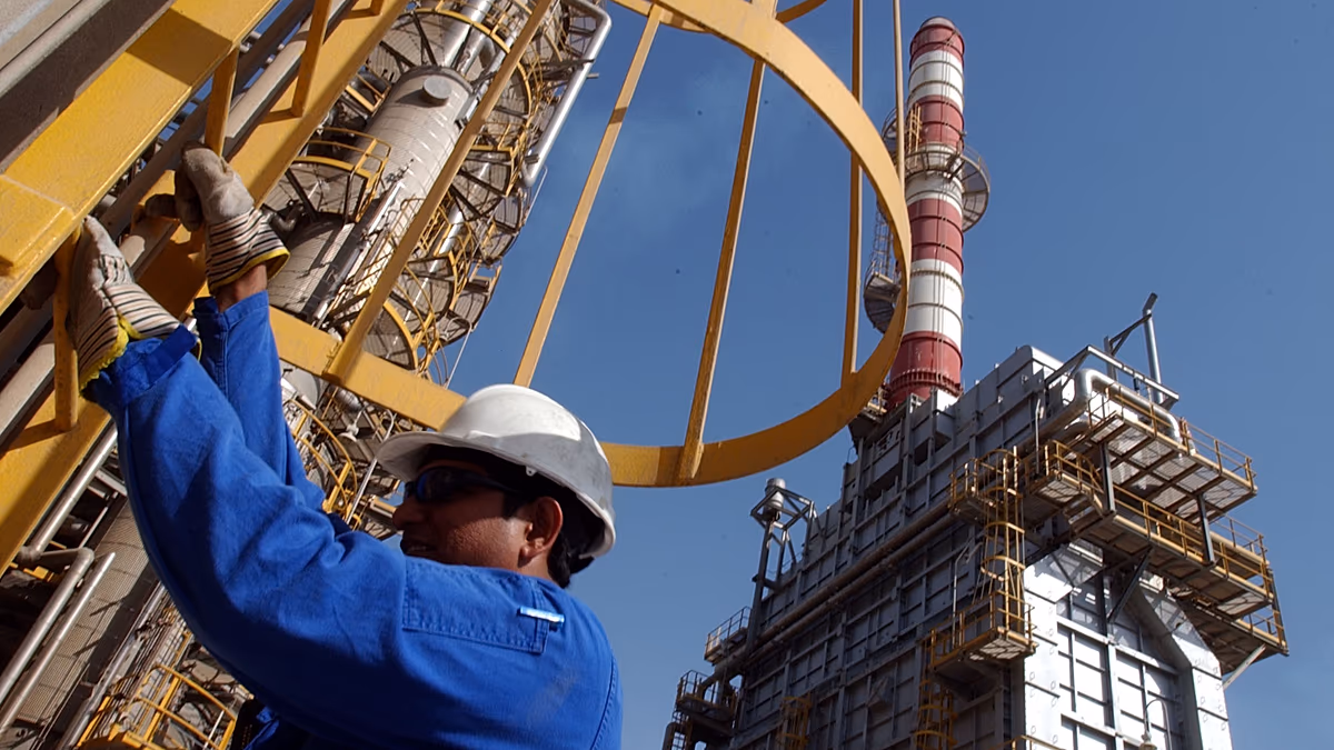 Les prix du pétrole augmentent malgré la sortie des Émirats arabes unis de l’OPEP alors que le cessez-le-feu avec l’Iran est en jeu