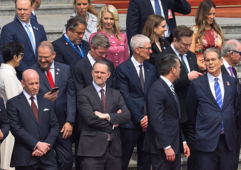 Des membres de la délégation américaine, dont de hauts PDG, se tiennent au Grand Palais du Peuple à Pékin, le 14 mai 2026. (Maxim Schemetov/Pool Photo via AP)