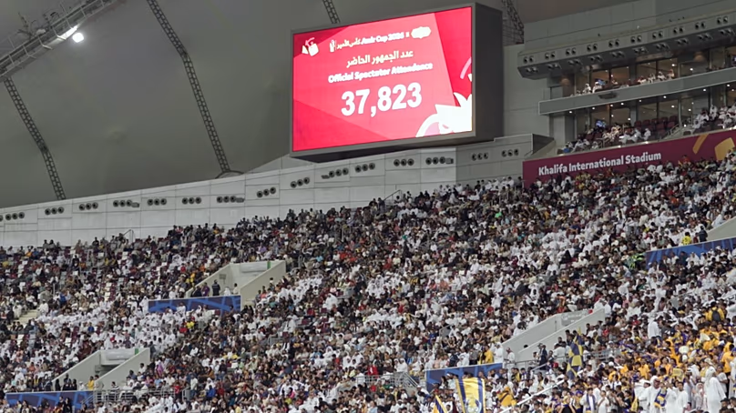 Les fans remplissent le stade international de Khalifa lors de la finale de la Coupe Amir à Doha, au Qatar.