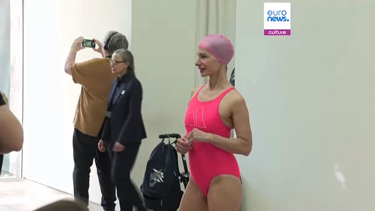 Les visiteurs portent des bikinis au musée pour découvrir Les Baigneuses de Cézanne