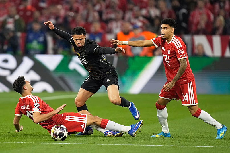 Aleksandar Pavlovic du Bayern, à gauche, et Luis Diaz du Bayern, à droite, défient Warren Zaire-Emery du PSG lors de la demi-finale de la Ligue des Champions