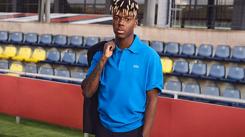 Nico Williams à la Ciudad del Fútbol de Las Rozas portant l'un des looks conçus par Loewe pour La Roja en 2026.