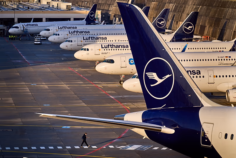 Avions Lufthansa stationnés à l'aéroport de Francfort, Allemagne, le 12 mars 2026