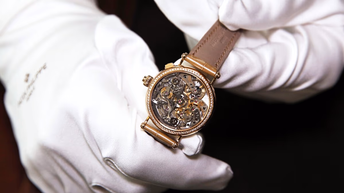 Naples : 12 voleurs arrêtés pour avoir volé des montres de luxe à des touristes en Espagne